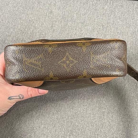 🐿️LOUIS VUITTON MONOGRAM DANUBE CROSSBODY BAG🐿️ - Picture 15 of 15